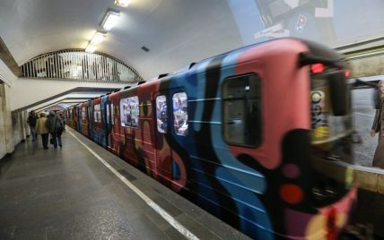В Киеве под поезд метро упал мужчина