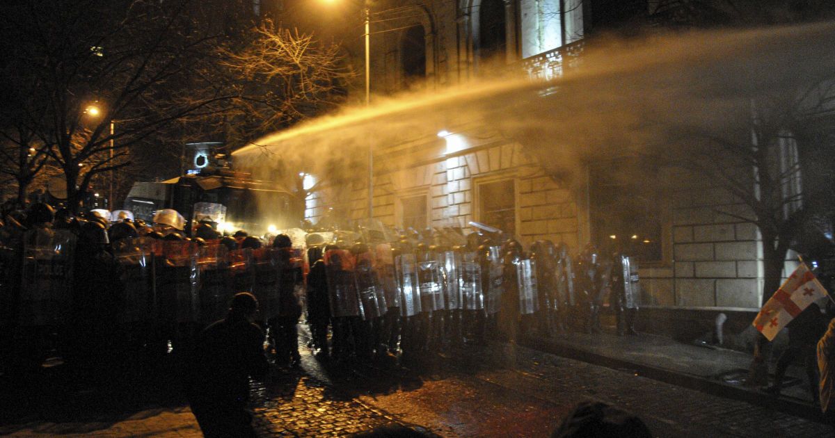 Гаряча ніч у Грузії: учасники протесту почали будувати барикади, а спецназ застосовує водомети та газ (фото, відео)