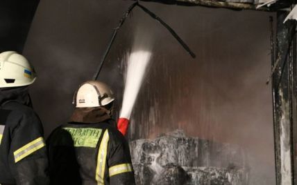 В Киеве пожарные вынесли из огня пятерых детей