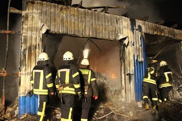 У Києві та Дніпрі на вихідних згоріли склади магазинів будівельних товарів