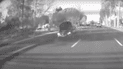 Що він там бачив: у Мережі з'явилося відео, як водій Volkswagen Jetta їде з повністю розкритим капотом