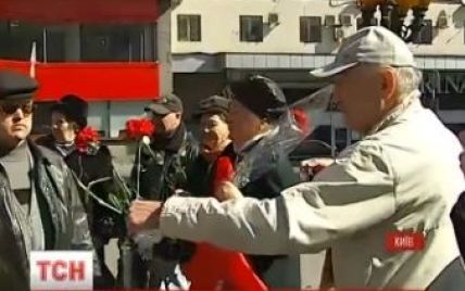 У Києві комуністи-пенсіонери з георгіївськими стрічками відзначили день народження Леніна
