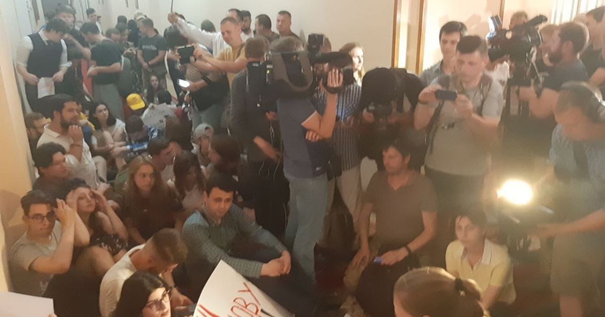 Студенты КНУ хотят заночевать под кабинетом ректора из-за назначения Портнова профессором