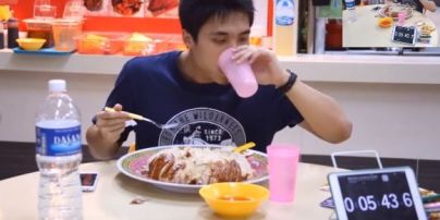 Користувачів Мережі вразив сингапурець, який з'їв 4 кг курки з рисом за 29 хвилин (відео)