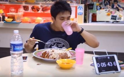 Пользователей Сети потряс сингапурец, который съел 4 кг курицы с рисом за 29 минут (видео)