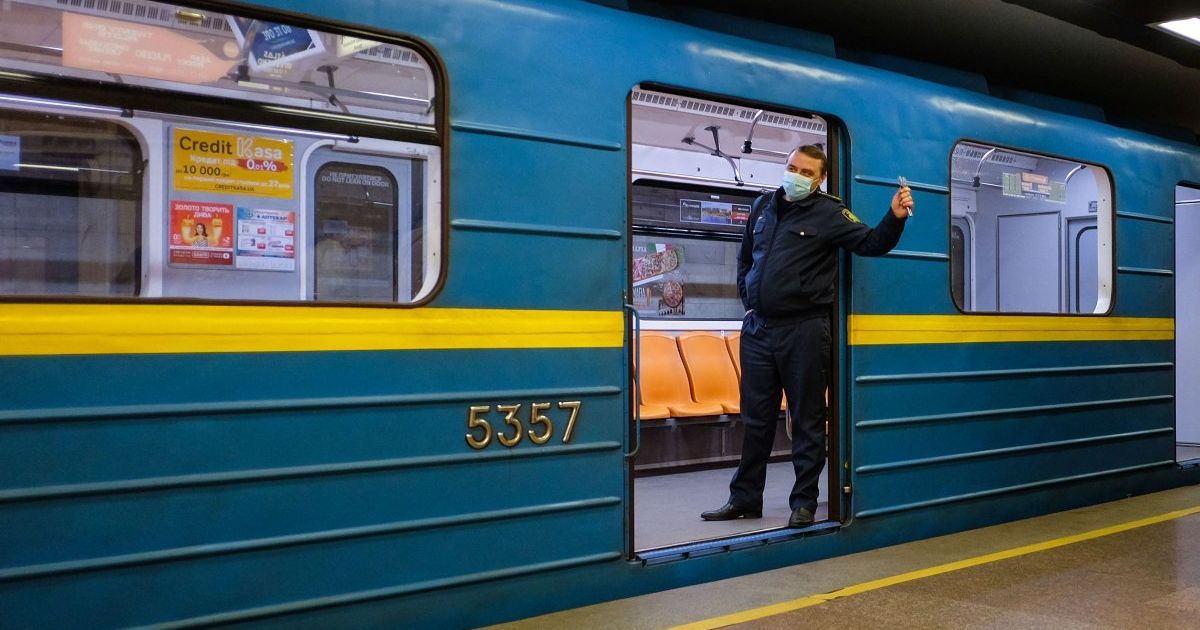 Оторвало голову: в Киеве из-под поезда метро вытащили труп зацепера