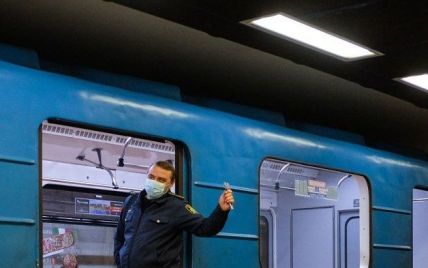 В Киеве в час пик останавливали ветку метро из-за мужчины, который самовольно вошел в тоннель