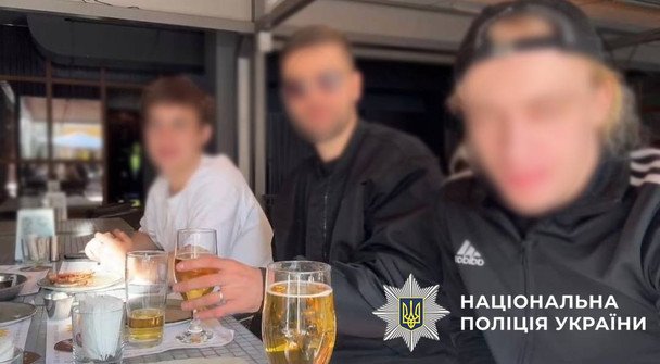 В Киеве полиция нашла пятерых блогеров, щеголявших незарегистрированным оружием во время стрима: фото