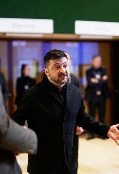 Президент України Володимир Зеленський спілкується зі ЗМІ на щорічній зустрічі Всесвітнього економічного форуму в Давосі
