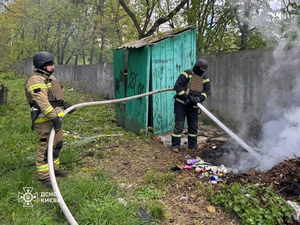 Через російську атаку БпЛА зафіксовані влучання та падіння уламків у двох районах столиці. / © ДСНС