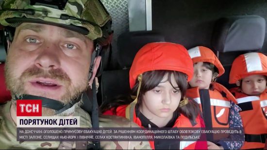 Мама померла, а батька давно немає: з Нью-Йорка з-під обстрілів врятували трьох сиріт