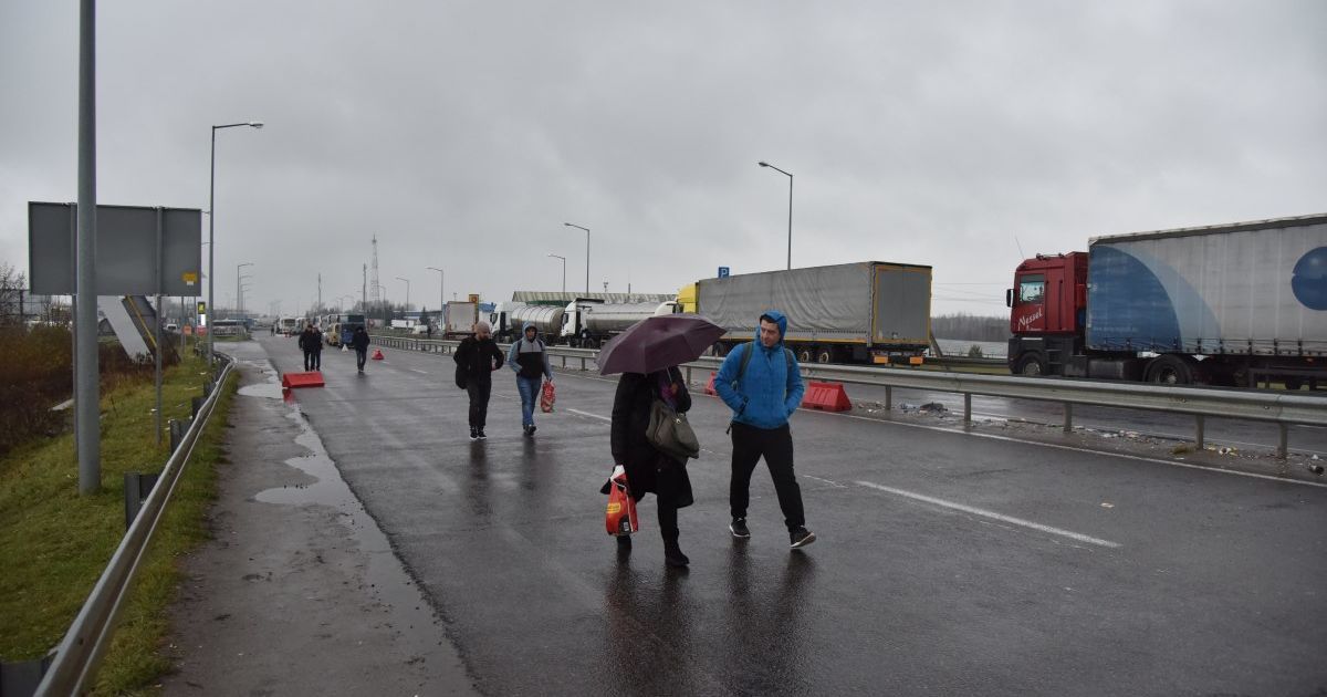 Украинские заробитчане на праздники массово едут домой: какая ситуация на границе