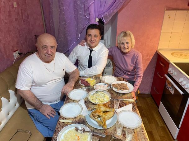 Володимир Зеленський із батьками / © Facebook/Володимир Зеленський