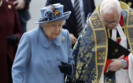 В голубом пальто и шляпе с перьями: королева Елизавета II на службе