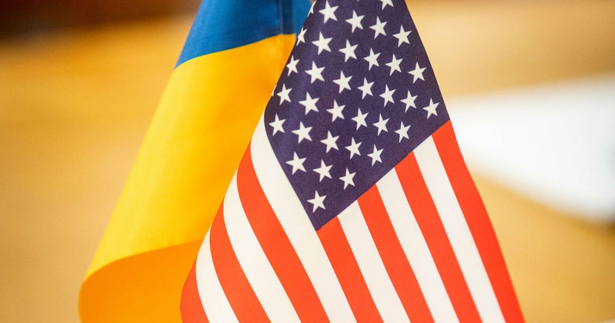 Прапори України та США