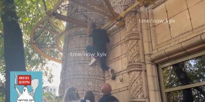 Дівчина-Мауглі видерлась на стіну будинку, щоб подивитись парад