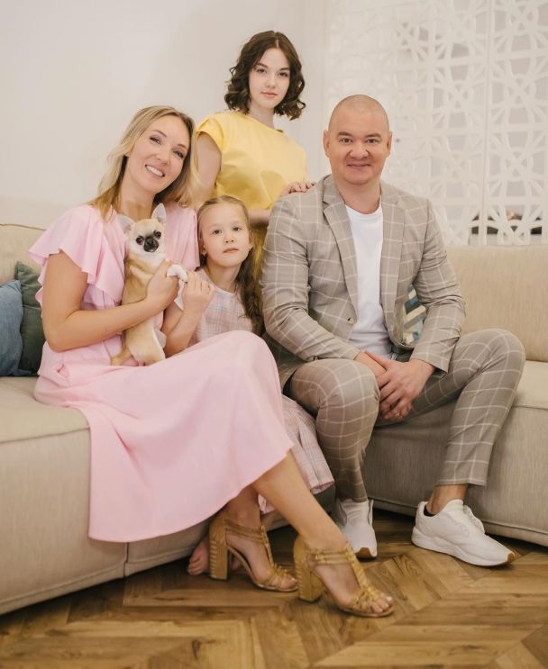 Євген Кошовий із дружиною та доньками / © instagram.com/yalta_k