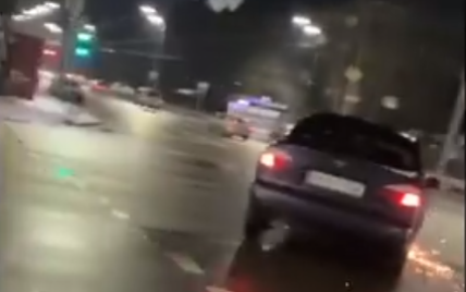 В Киеве пьяный водитель ехал без колеса с искрами и протаранил автомобиль (видео)