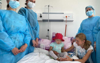 У Львові успішно провели першу трансплантацію кісткового мозку 3-річній дівчинці з Волині: фото