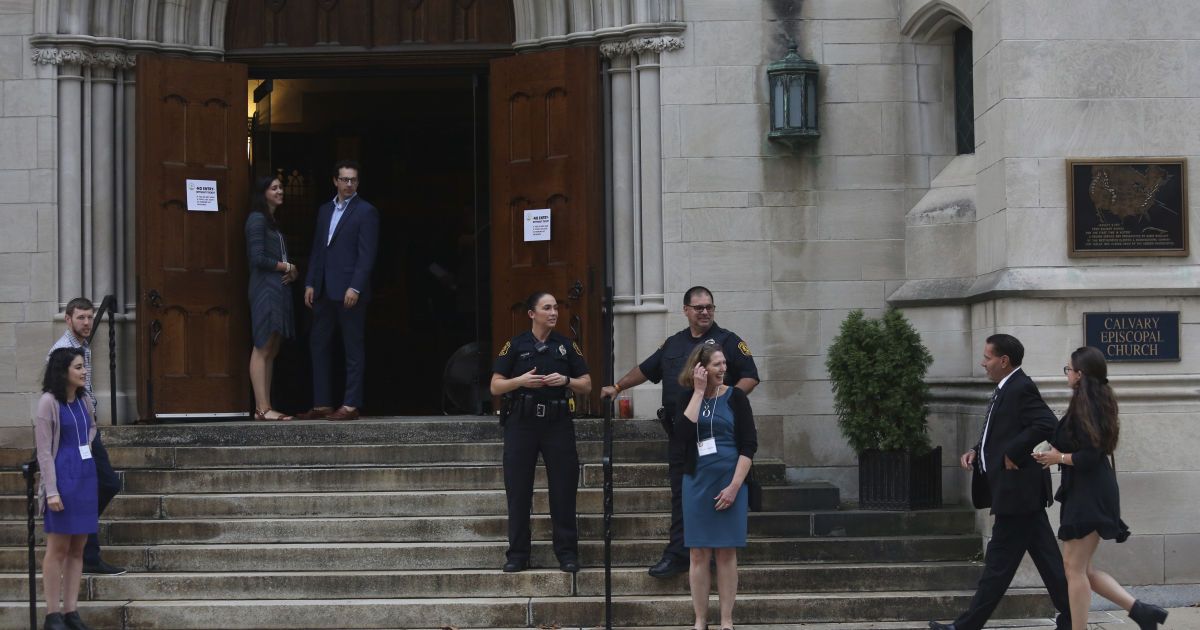 В Сети появилось видео смертельной стрельбы в церкви США