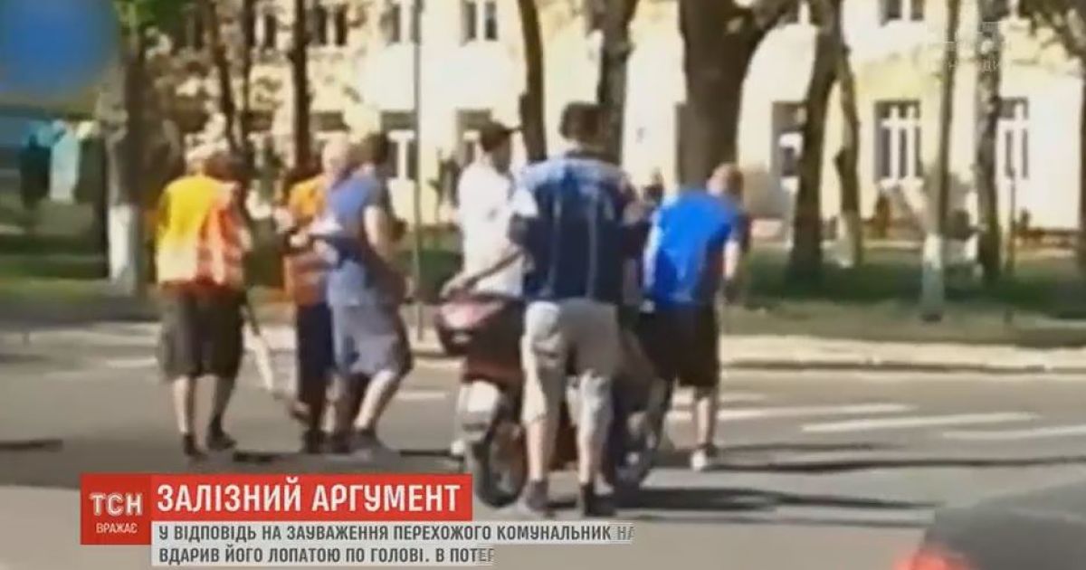 Комунальник на Буковині гепнув лопатою перехожого за зауваження
