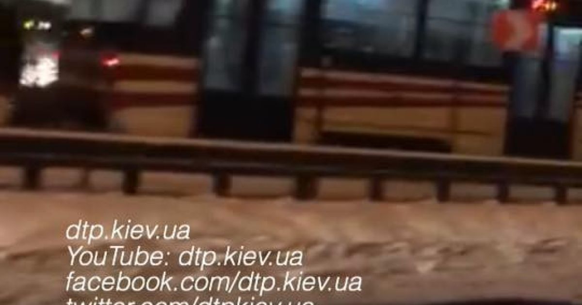 У Києві неподалік від вокзалу зупинено рух трамваїв