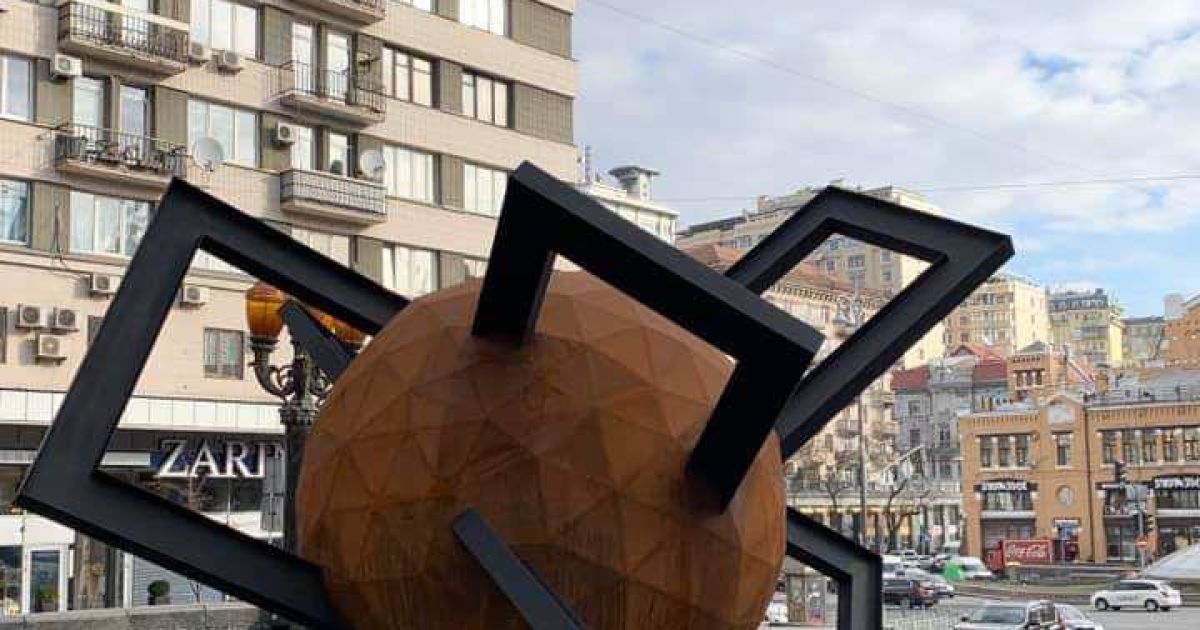 В Киеве вместо "синей руки" поставили новую скульптуру