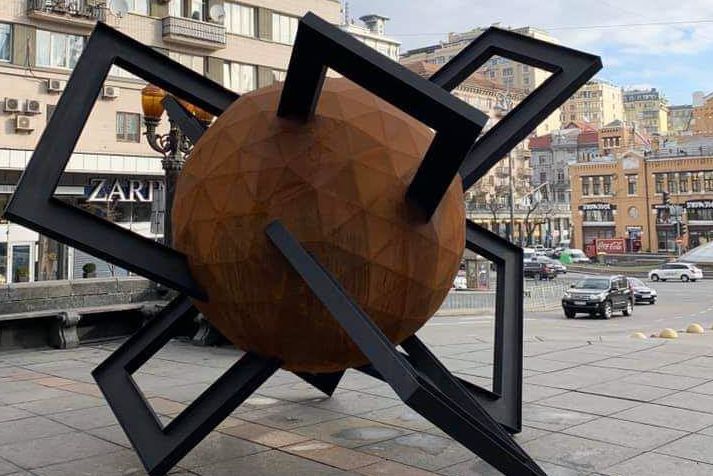У Києві замість "синьої руки" поставили нову скульптуру
