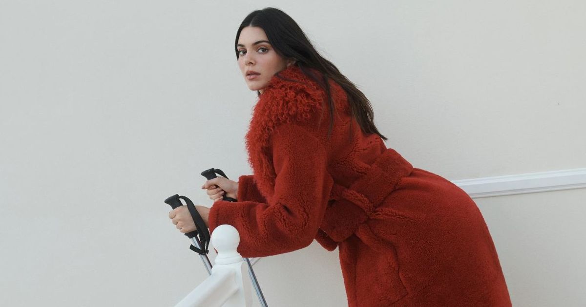 With a garland on her buttocks and topless on the couch: Kendall Jenner ...