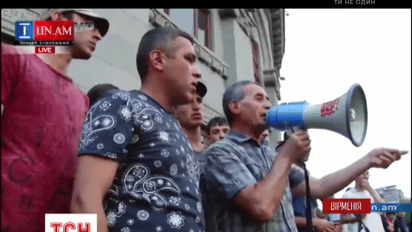 Один из участников акции протеста в Ереване зашил себе рот