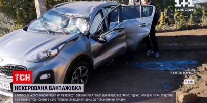 Новости Украины: неуправляемый грузовик вызвал аварию в Киеве