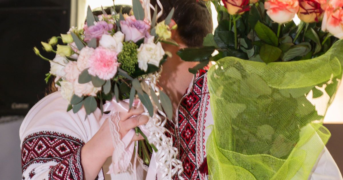 Герой АТО сделал предложение любимой на открытии фотовыставки &laquo;Переможці&raquo; / © пресс-служба канала "1+1"