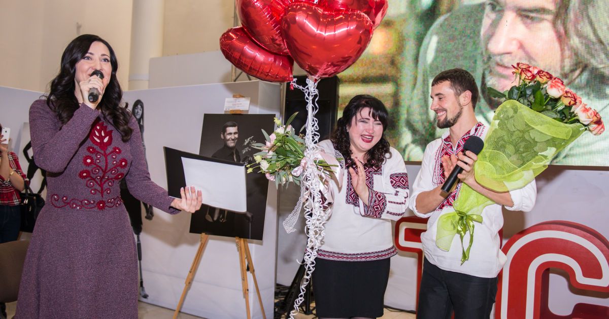 Герой АТО сделал предложение любимой на открытии фотовыставки &laquo;Переможці&raquo; / © пресс-служба канала "1+1"