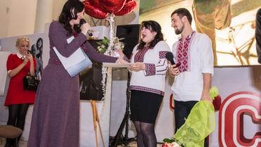 Герой АТО освідчився коханій на відкритті фотовиставки &laquo;Переможці&raquo; / © прес-служба каналу "1+1"