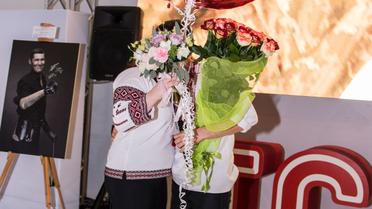 Герой АТО освідчився коханій на відкритті фотовиставки &laquo;Переможці&raquo; / © прес-служба каналу "1+1"