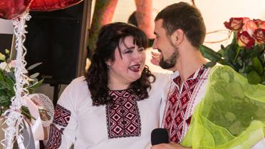 Герой АТО освідчився коханій на відкритті фотовиставки &laquo;Переможці&raquo; / © прес-служба каналу "1+1"