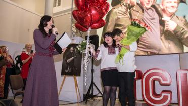 Герой АТО освідчився коханій на відкритті фотовиставки &laquo;Переможці&raquo; / © прес-служба каналу "1+1"