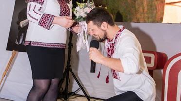 Герой АТО освідчився коханій на відкритті фотовиставки &laquo;Переможці&raquo; / © прес-служба каналу "1+1"