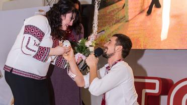 Герой АТО освідчився коханій на відкритті фотовиставки &laquo;Переможці&raquo; / © прес-служба каналу "1+1"