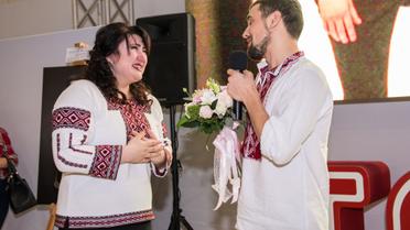 Герой АТО освідчився коханій на відкритті фотовиставки &laquo;Переможці&raquo; / © прес-служба каналу "1+1"