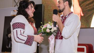 Герой АТО освідчився коханій на відкритті фотовиставки &laquo;Переможці&raquo; / © прес-служба каналу "1+1"