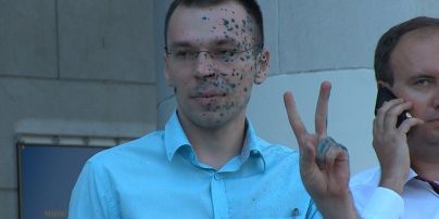 У Житомирі біля суду облили зеленкою проросійського блогера