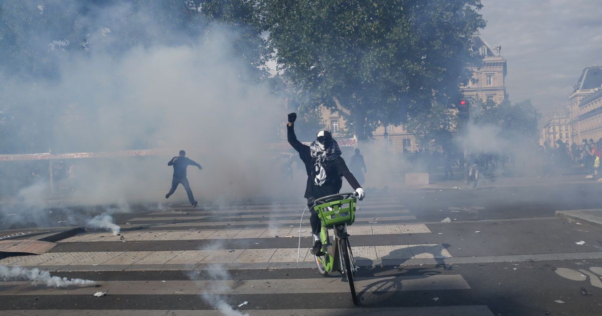 На акциях против расизма в Париже полиция применила слезоточивый газ и задержала митингующих