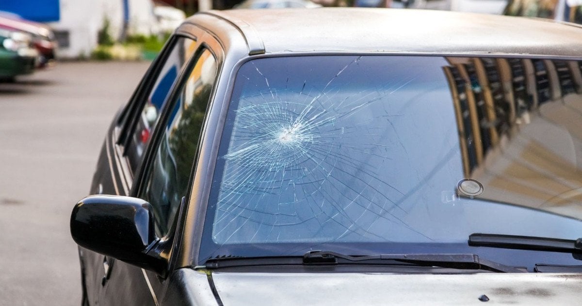 Авто з тріщиною на лобовому склі