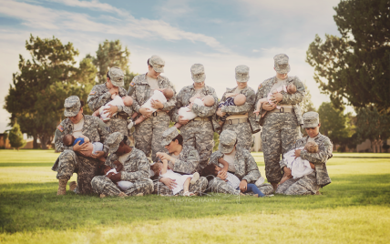 Фото с женщинами-военными во время кормления грудью вызвало активные дебаты в Сети