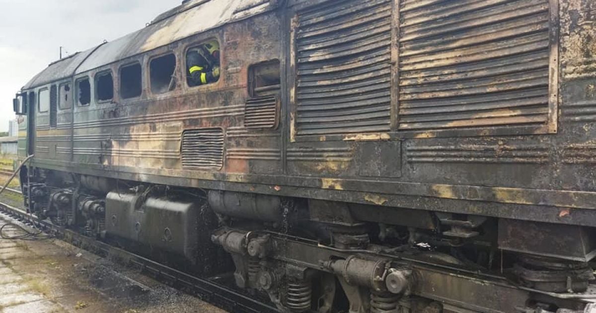 Под Ровно на колеи вспыхнул грузовой поезд: фото