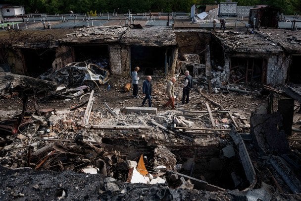 У ніч проти 30 вересня у Київській області під обстрілами опинилися житлові масиви та об’єкти критичної інфраструктури одразу в кількох районах. Обстріл реактивними дронами та балістичними ракетами призвів до жертв та руйнувань. / © Associated Press