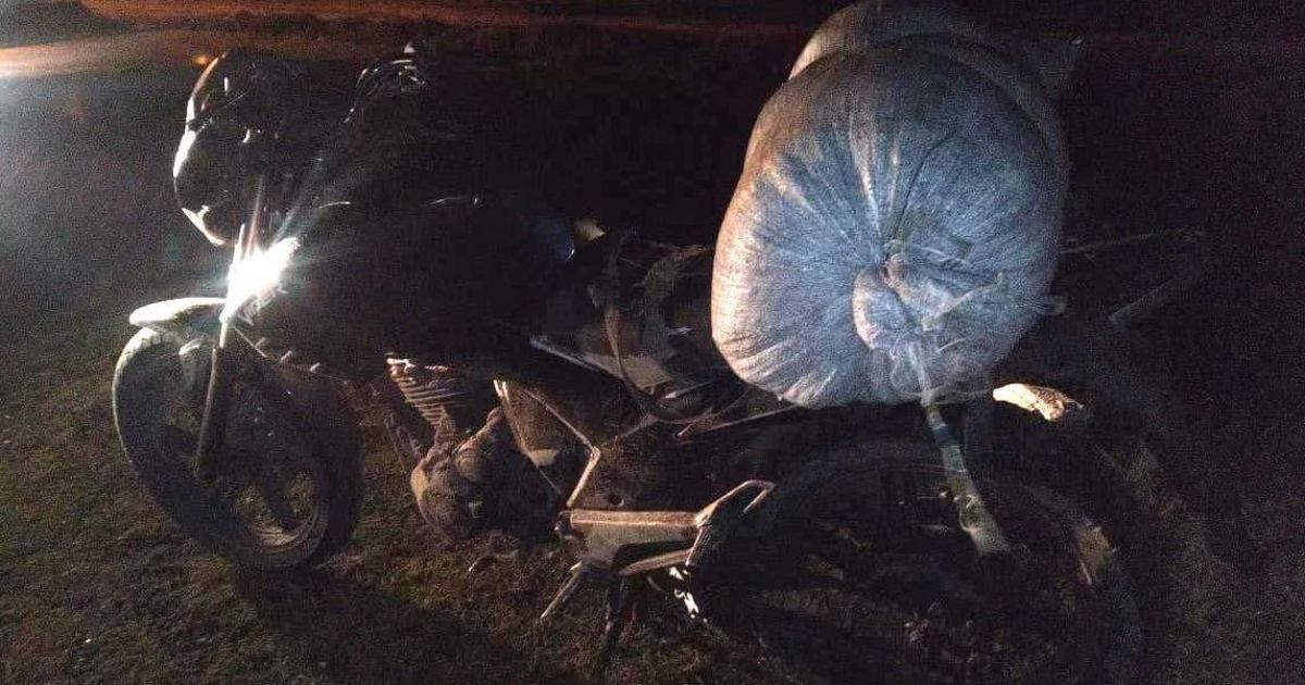 На Ровенщине полиция задержала парня на мопеде с мешком янтаря