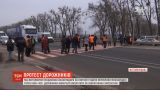 Трассу "Киев-Чоп" под Житомиром на полтора часа перекрыли работники облавтодора