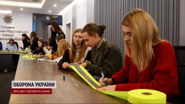 Діти з поліцейськими виготовили понад тисячі світловідбивних стрічок